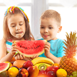 enfants mangent des fruits